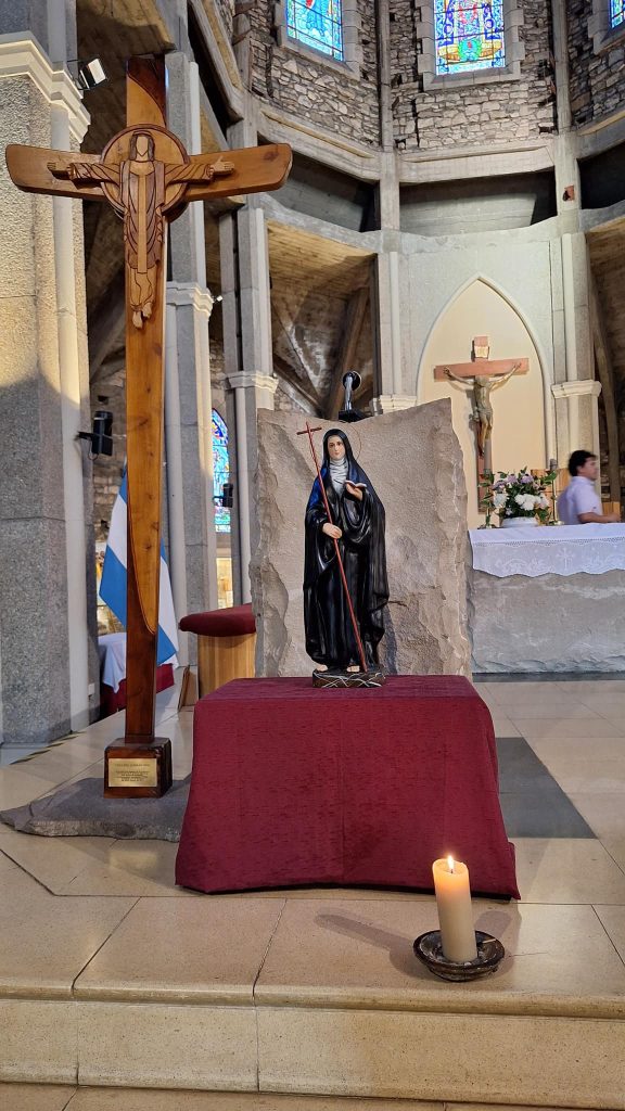 Entronizaron una imagen de Santa Mama Antula en la Catedral de Bariloche