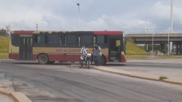 Un colectivo sufrió una falla mecánica y afectó a pasajeros en La Banda