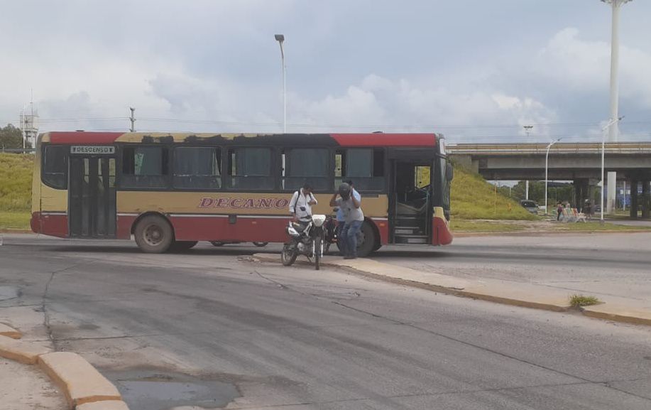 Un colectivo sufrió una falla mecánica y afectó a pasajeros en La Banda