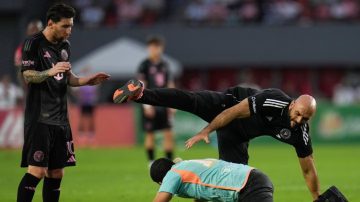 El blooper del guardaespaldas de Messi en Panamá: un hincha lo dejó en el piso y logró abrazar a su ídolo