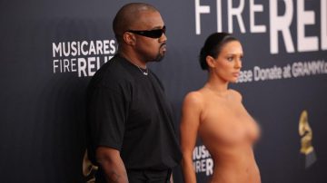 Polémica en los Grammys: Bianca Censori, la esposa de Kanye West, posó desnuda en la alfombra roja