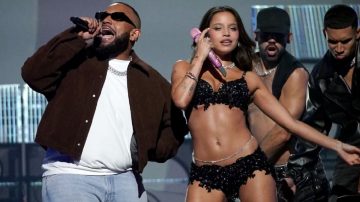 Emilia Mernes cautivó al mundo en Premios Lo Nuestro: look descomunal y presentación power