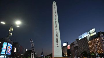 Intervienen el Obelisco con mensajes para Francisco y las víctimas argentinas de Hamas