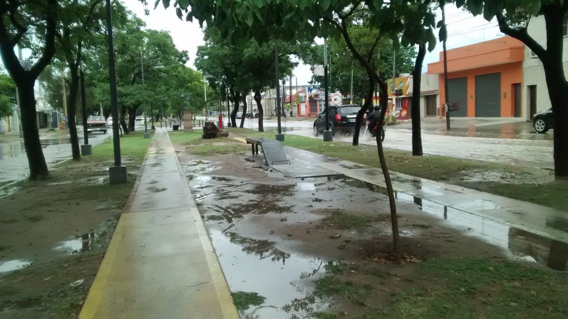 Y después de tanto calor, la intensa lluvia llegó a la capital santiagueña