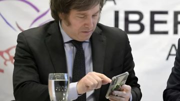 Mientras el escándalo por las criptomonedas $LIBRA sigue, Javier Milei reposteó un instructivo sobre cómo comprarlas
