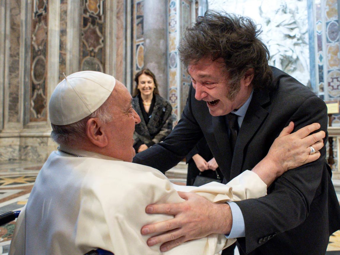 Manuel Adorni aseguró que Javier Milei “reza” por la salud del Papa Francisco