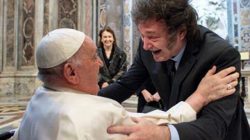 Manuel Adorni aseguró que Javier Milei “reza” por la salud del Papa Francisco