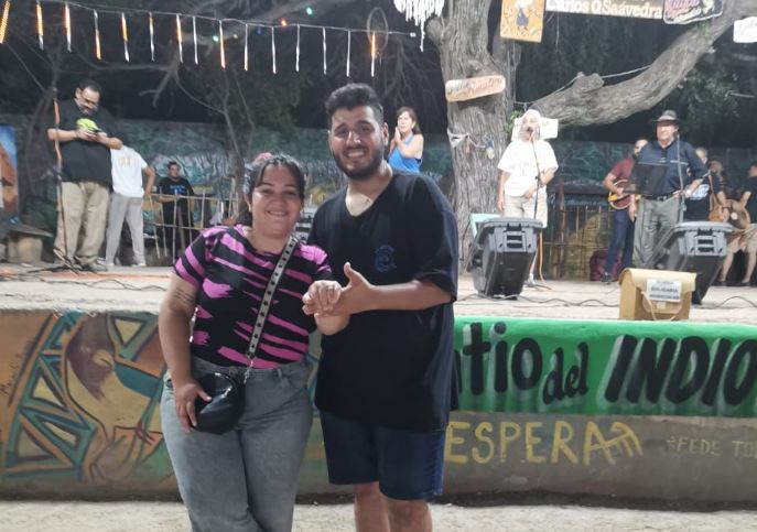 VIDEO. Le propuso matrimonio a su novia mientras bailaban en el Patio del Indio Froilán