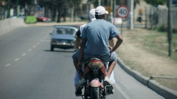 Motochorros atacaron a una niña de 10 años que jugaba en la vereda de su casa