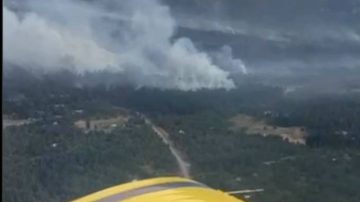 El avión hidrante Air Tractor 802 de Santiago del Estero colabora en la lucha contra los terribles incendios en El Bolsón