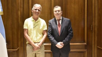 Zamora recibió al Dr. Soldado, el médico que realiza cirugías complejas en el CePSI