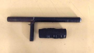 B° Sarmiento: vecinos atacaron a policías cuando fueron a detener a “Cuchi” por portar una “tumbera”