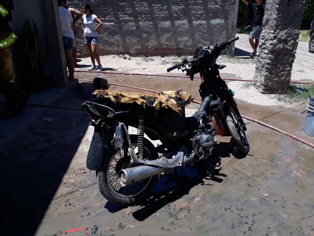 Una familia de Fernández sufrió el incendio de su vivienda: se les quemó hasta una moto