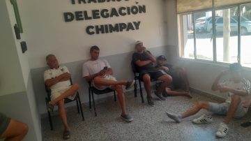 Trabajadores rurales reclamaron por condiciones precarias y terminaron en la calle