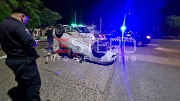 VIDEO. Violento choque entre un automóvil y un utilitario en La Banda: hubo un vuelco