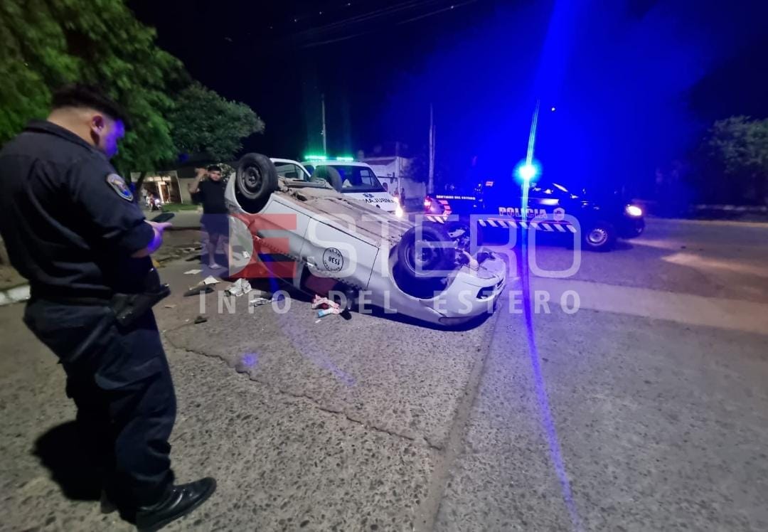 VIDEO. Violento choque entre un automóvil y un utilitario en La Banda: hubo un vuelco
