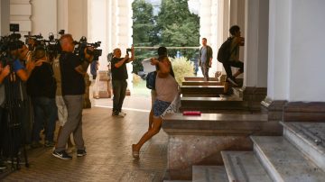 Incidentes en la marcha por el crimen de Kim Gómez: Destrozaron parte de la fachada del municipio