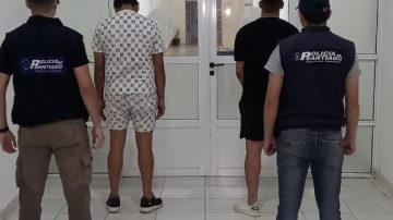 Detienen a dos sujetos por brutal asalto a una familia del B° Mariano Moreno