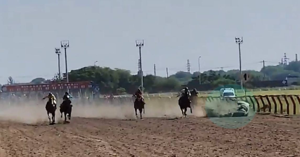 Video: jockey fue aplastado por su caballo en plena carrera del hipódromo