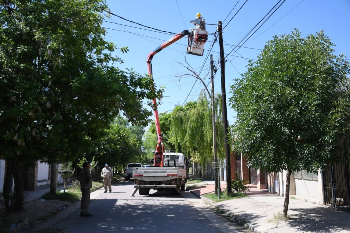 Electricidad de Capital realizó trabajos de mantenimiento del alumbrado en los barrios Siglo XX, Huaico Hondo y Borges