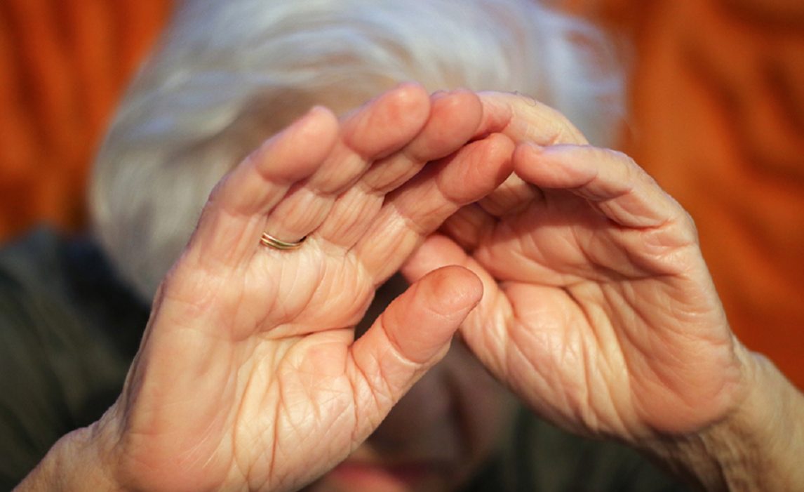 Mujer de 79 años sufrió una terrible golpiza a manos de delincuentes que le robaron $100.000