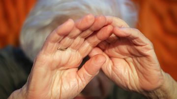 Mujer de 79 años sufrió una terrible golpiza a manos de delincuentes que le robaron $100.000