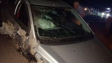 Lo salvó el airbag: Conductor chocó con un camión al intentar sobrepasarlo y solo sufrió golpes