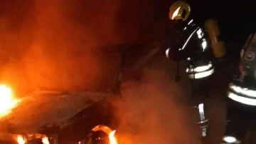Un matrimonio y sus 3 pequeños hijos salen a tiempo de un Fiat 147 que se incendió por completo
