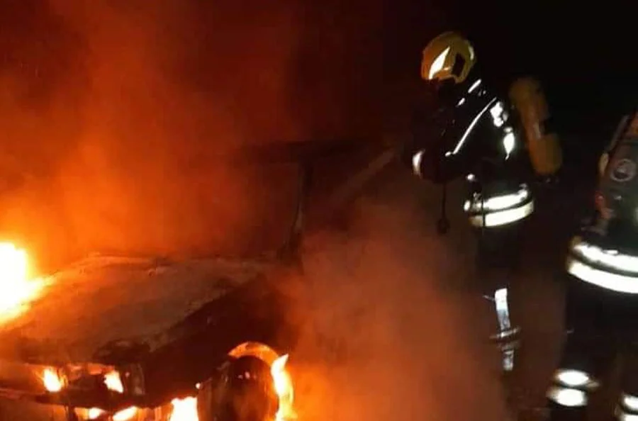 Un matrimonio y sus 3 pequeños hijos salen a tiempo de un Fiat 147 que se incendió por completo