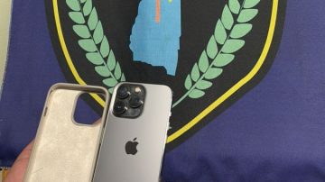 Pareja robó un celular en una feria americana y lo abandonó al ver a la policía