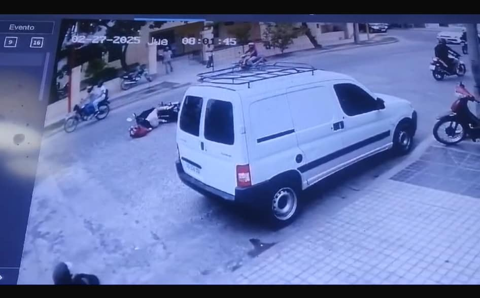 VIDEO: Una joven denunció que una motociclista atropelló a su hermana y se dio a la fuga