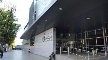 Un agente en servicio terminó internado tras ser picado por una abeja