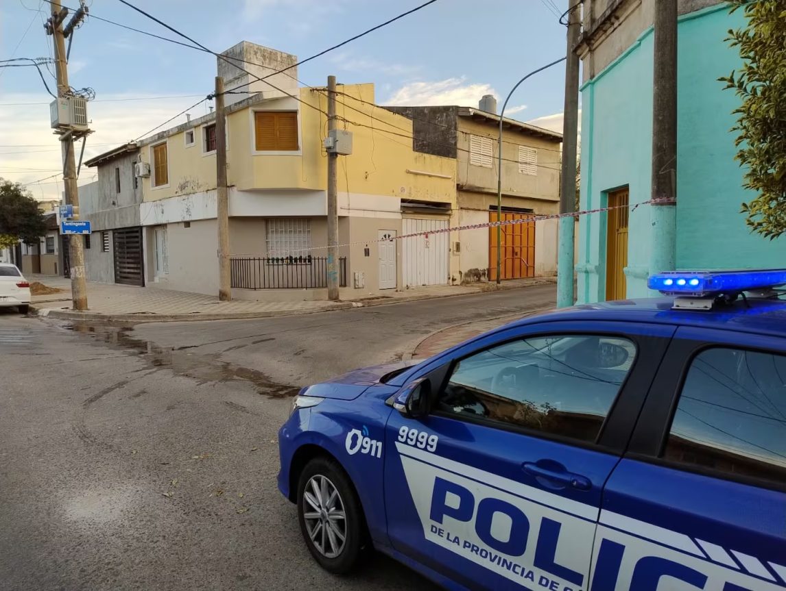 Un mecánico murió aplastado por una camioneta cuando trabajaba en su taller