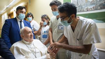 El Papa Francisco pasa una noche tranquila en el hospital por cuadro de bronquitis