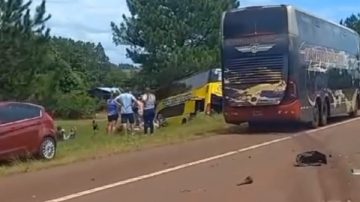 Terrible choque entre un colectivo y una camioneta deja un muerto y 14 heridos