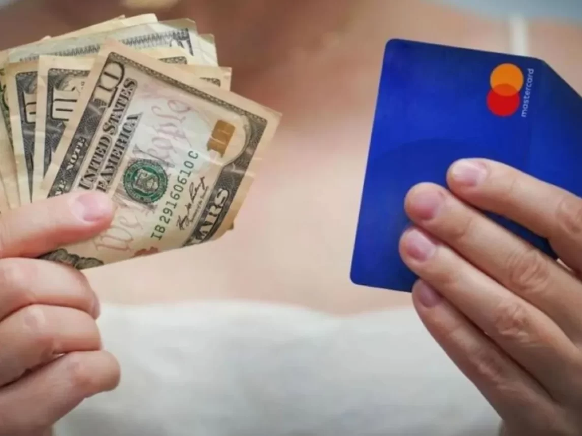 Comienzan los pagos con tarjeta de débito en dólares