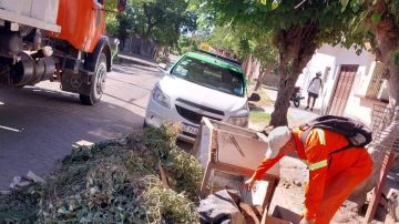 La Municipalidad concretó un nuevo operativo de sensibilización y descacharreo contra el dengue en el barrio 8 de Abril