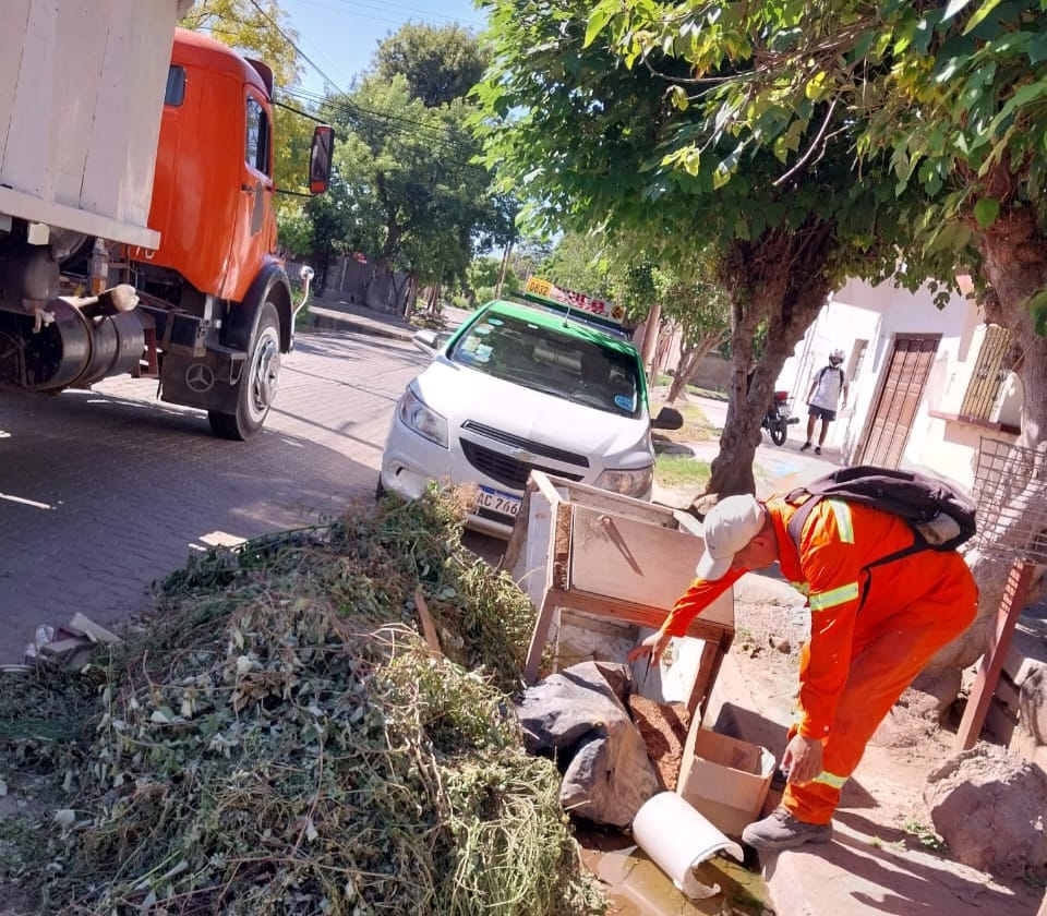 La Municipalidad concretó un nuevo operativo de sensibilización y descacharreo contra el dengue en el barrio 8 de Abril