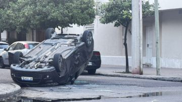 AHORA: un auto fuera de control volcó en el Parque Aguirre y generó demoras en el tránsito