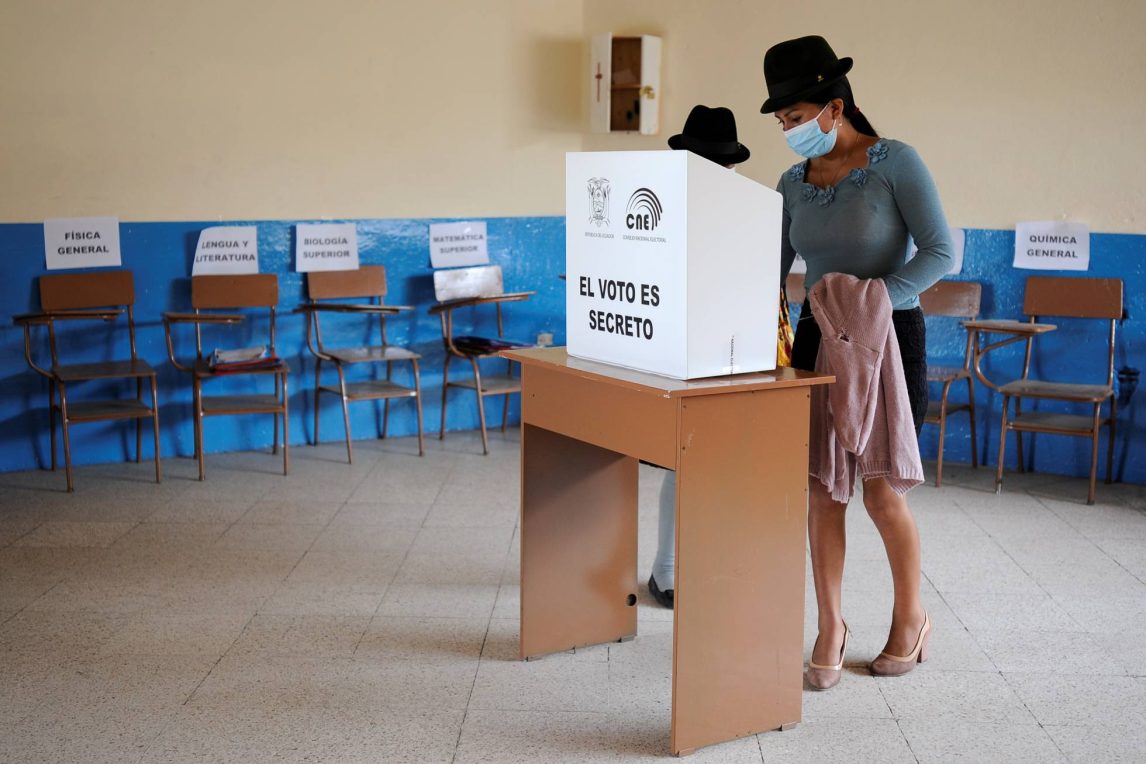 Tras una campaña signada por operativos de seguridad, Ecuador elije presidente