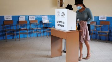 Tras una campaña signada por operativos de seguridad, Ecuador elije presidente