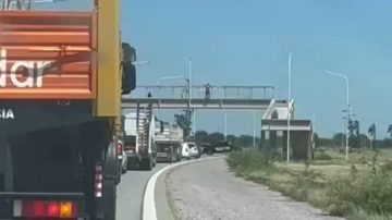 VIDEO. Tensión en el puente de Circunvalación: un hombre intentó arrojarse al vacío
