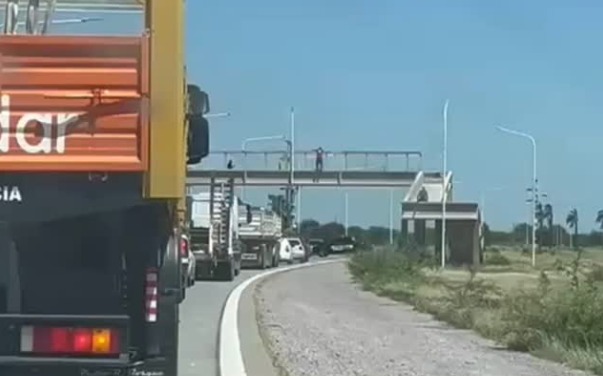 VIDEO. Tensión en el puente de Circunvalación: un hombre intentó arrojarse al vacío