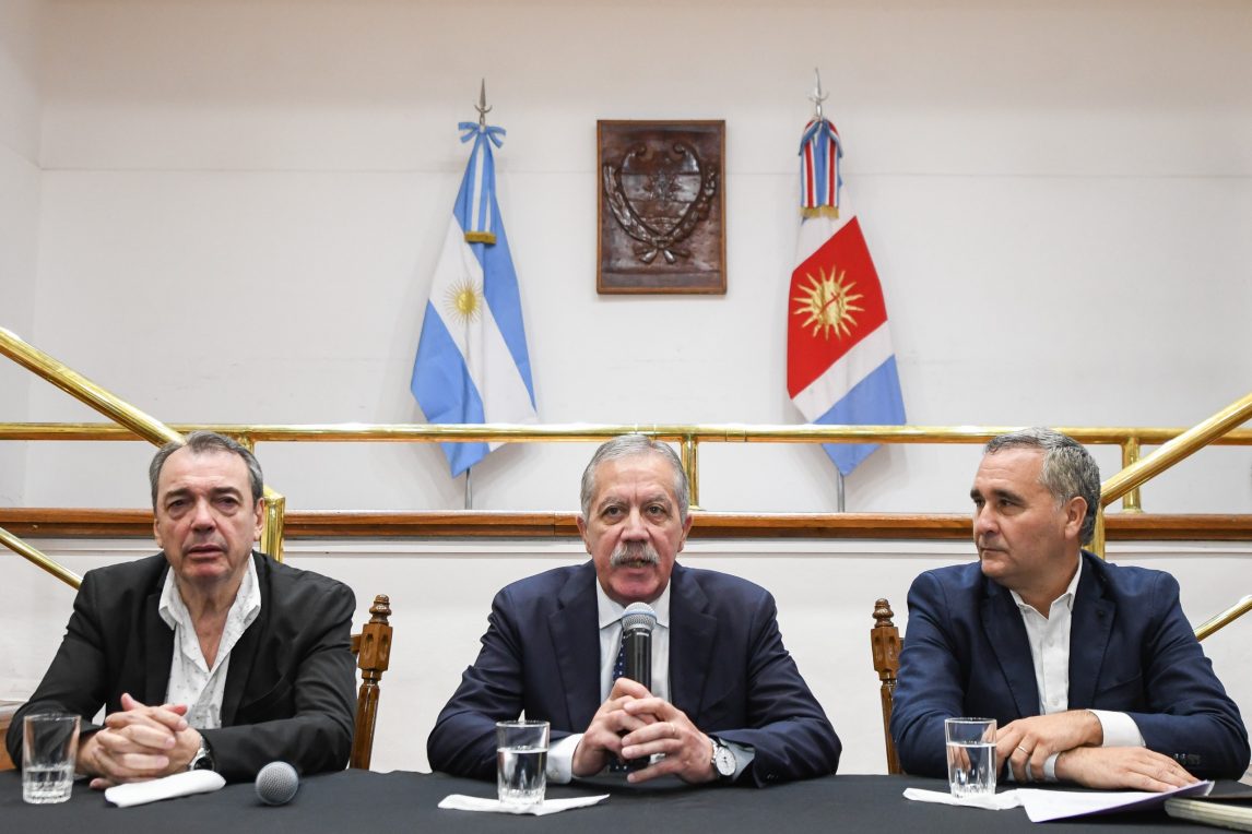 El Gobierno Provincial anunció un incremento del 100% en tarjetas alimentarias y $70 mil para planes de emergencia