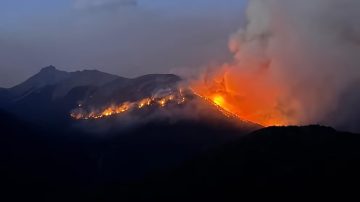 Más de 800 turistas evacuados por el incendio forestal que afecta a El Bolsón