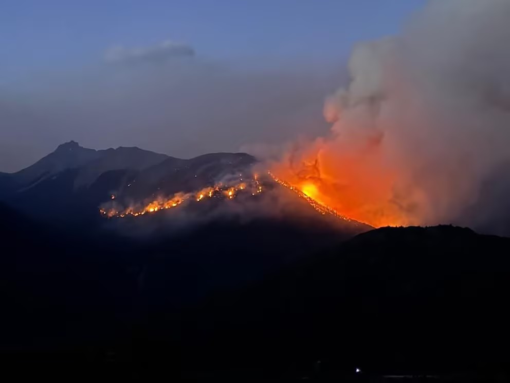 Más de 800 turistas evacuados por el incendio forestal que afecta a El Bolsón