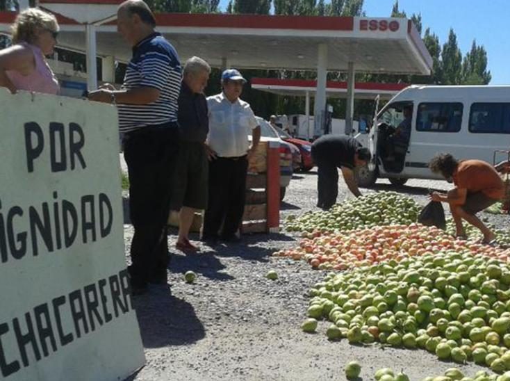 Debido a la crisis, productores no descartan cortar la ruta y tirar peras y manzanas