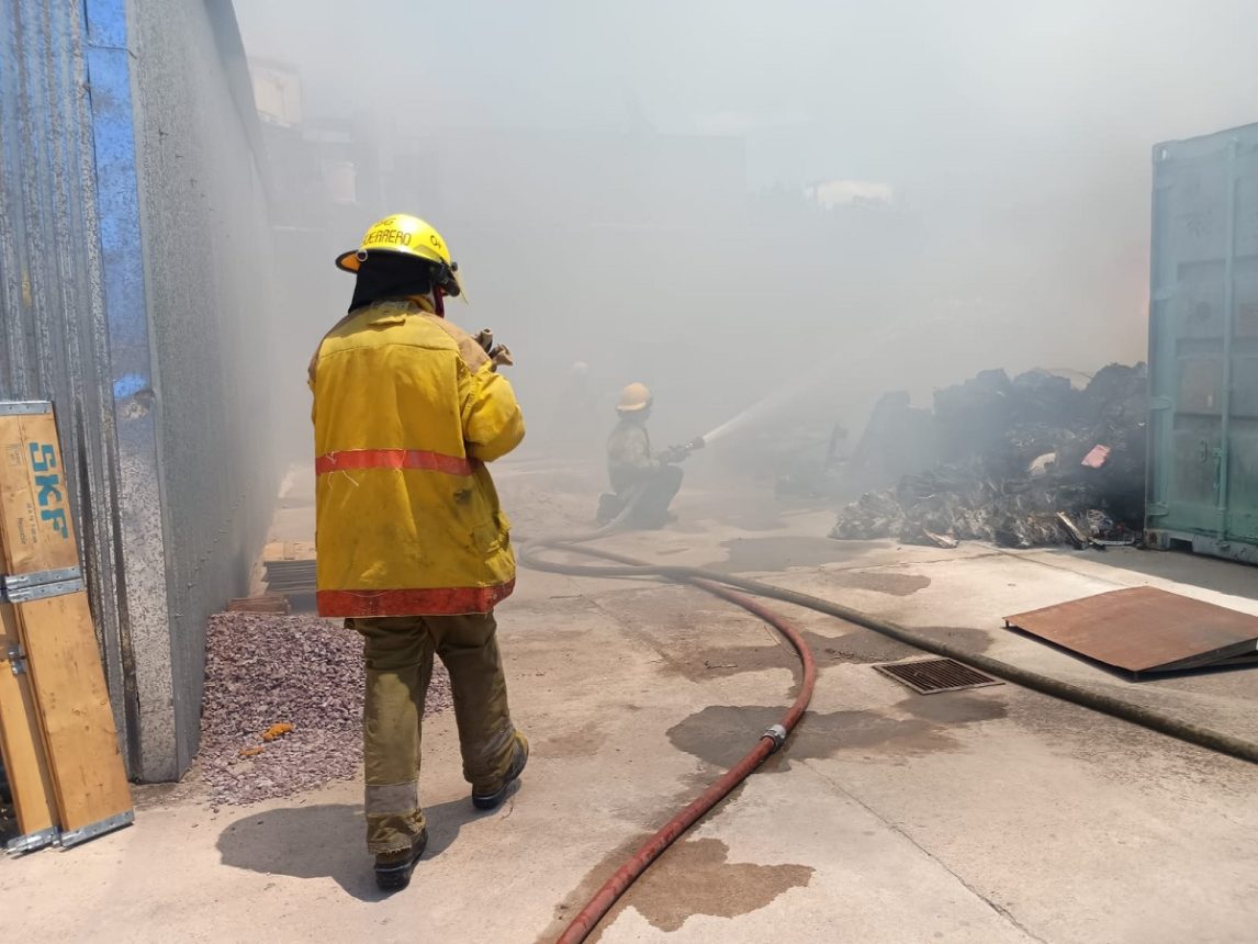 Un local de venta de respuestos se prendió fuego y dejó enormes pérdidas