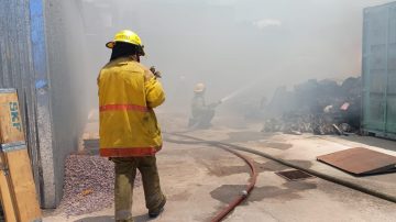 Un local de venta de respuestos se prendió fuego y dejó enormes pérdidas