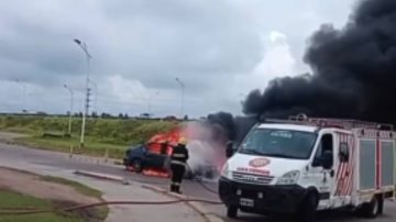 Tremendo susto en La Banda: conductor escapó a tiempo de su auto que fue devorado por las llamas
